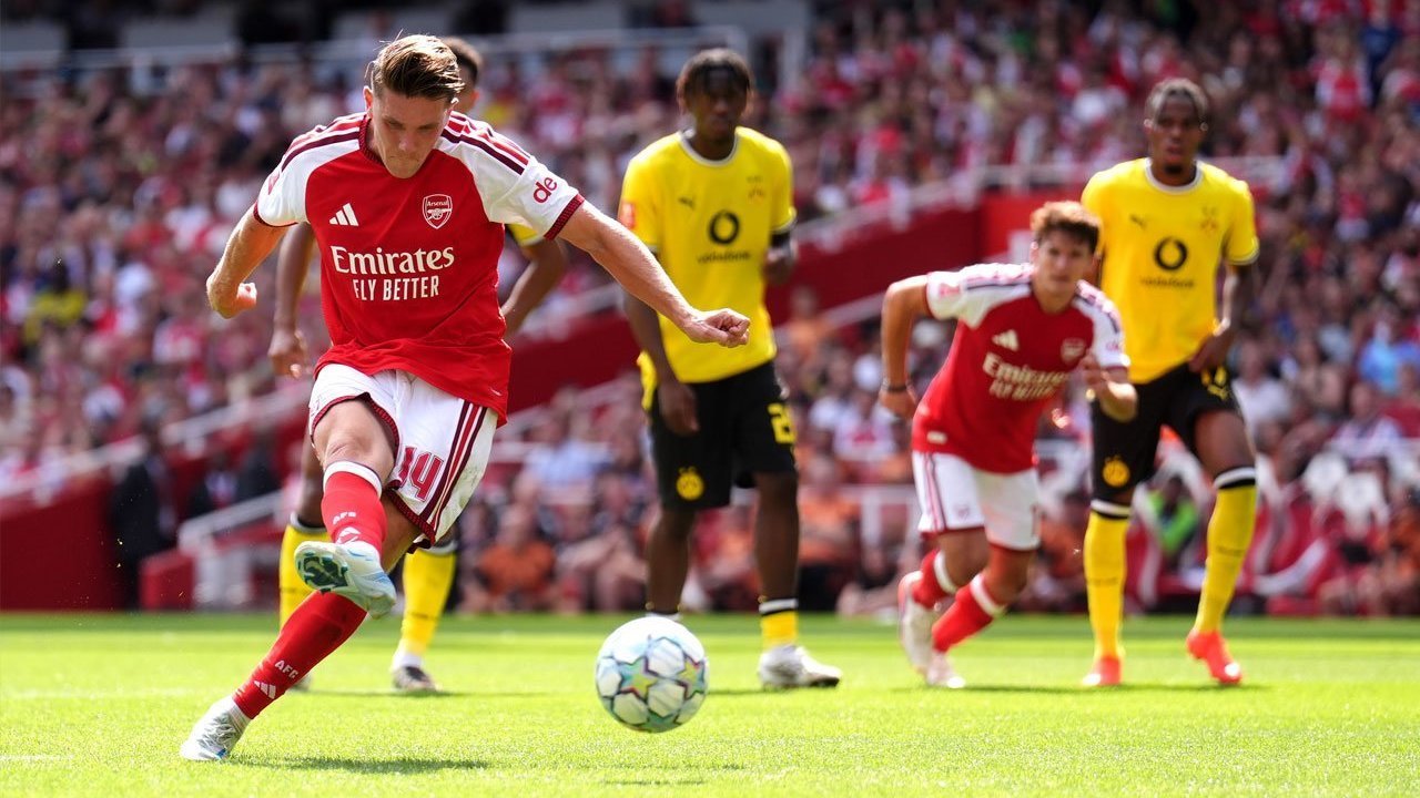 Pemain Arsenal Viktor Gyokeres mencetak gol